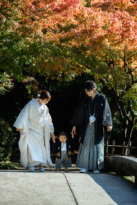 家族で和装を着て紅葉の中手を繋いで撮影する富山フォトウェディング