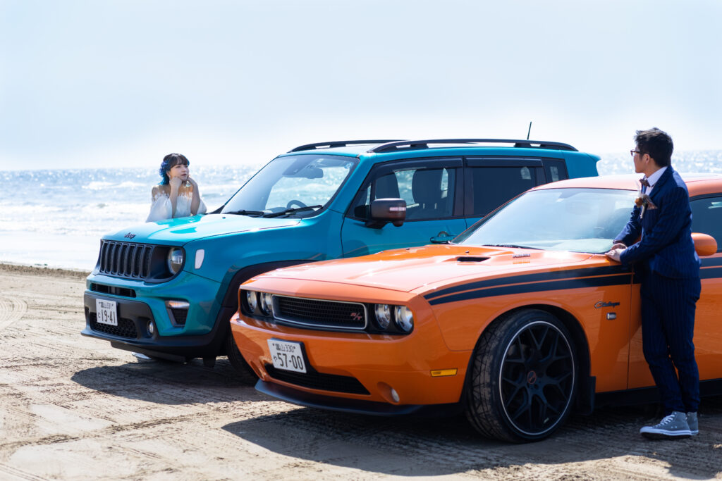 千里浜で車と一緒に撮影するフォトウェディング