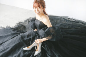 富山のフォトスタジオで黒ドレスを着用した洋装の新婦の前撮りフォトウェディング