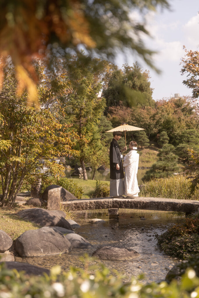 富山城址公園でロケーションフォトウェディングを行う和装新郎新婦