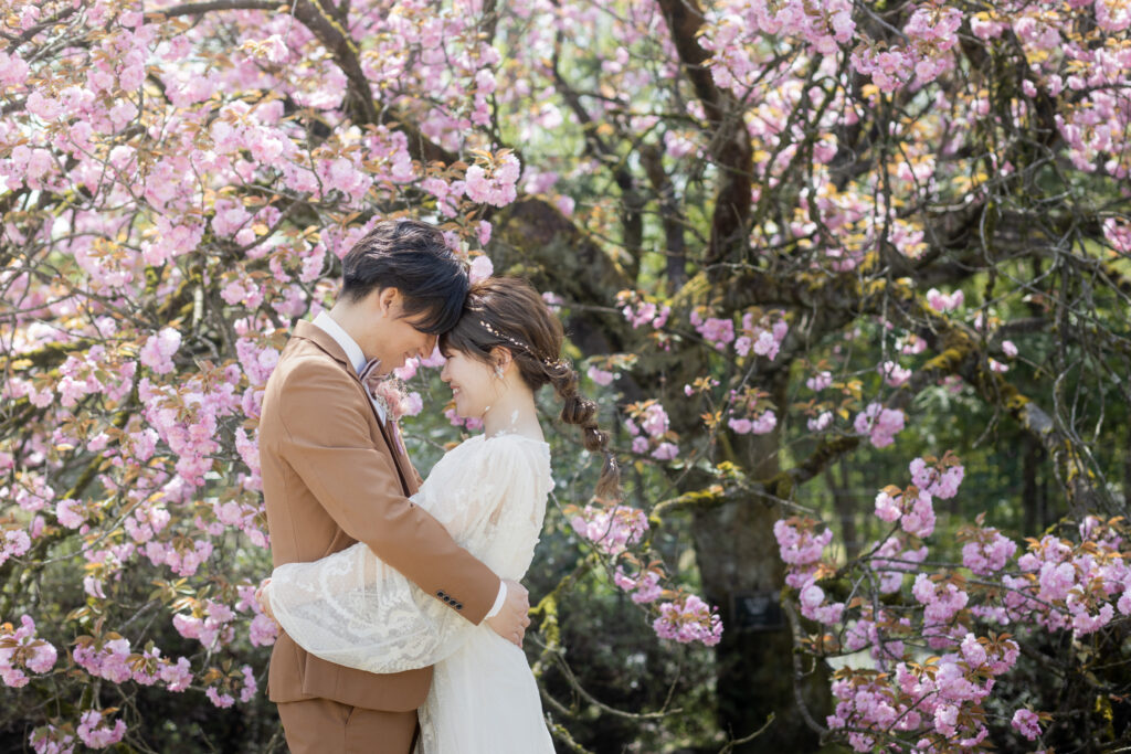 桜の木の下で撮る春のフォトウェディング