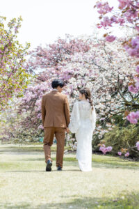 富山県中央植物園で桜と一緒に撮影した洋装ロケーションフォトウェディング