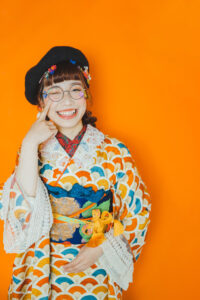 富山のフォトスタジオで振袖を着て前撮り撮影をしている様子