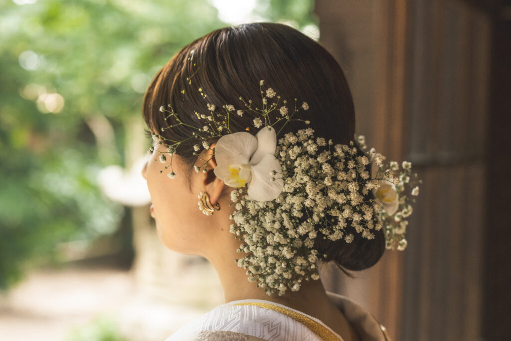 胡蝶蘭とかすみ草の生花アレンジ和装ヘア