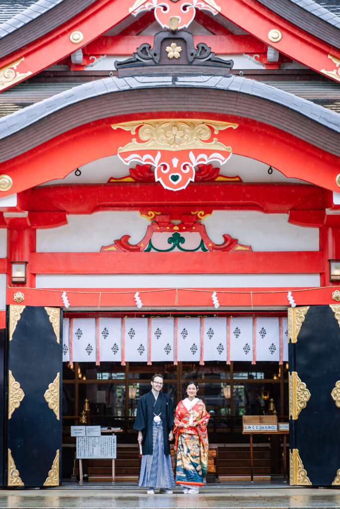 日枝神社の前に立つ和装新郎新婦
