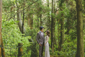 富山の杉沢の沢杉で森林撮影をした洋装ロケーションフォトウェディング