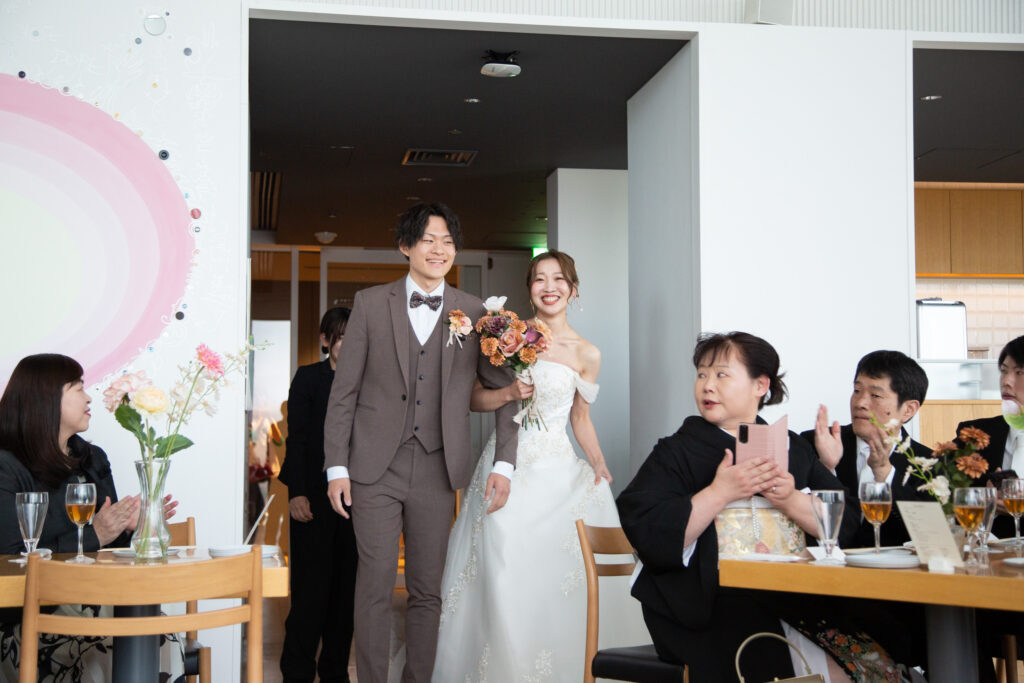 ビビビとジュルリで結婚式の新郎新婦入場の様子