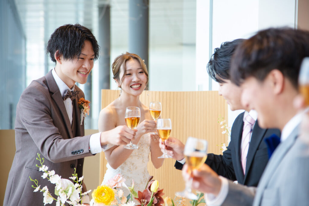 ビビビとジュルリの結婚式の乾杯の様子