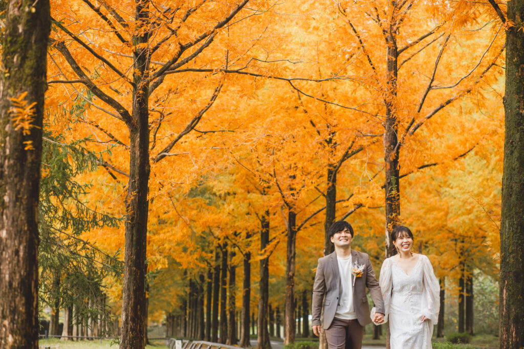 富山のフォトウェディングのお店が紅葉で洋装ロケーションを行なった写真