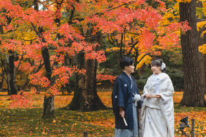 富山のフォトウェディングのお店が紅葉で和装ロケーションを行なった写真