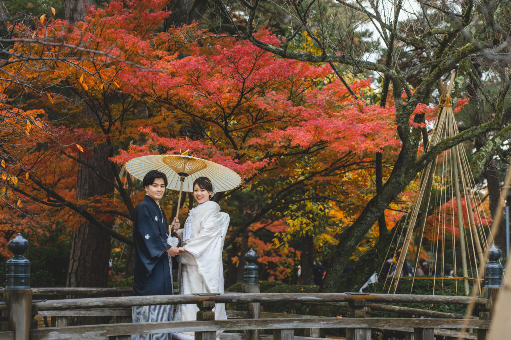 富山のフォトウェディングのお店が紅葉で和装ロケーションを行なった写真