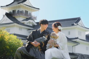 富山のフォトウェディングで愛犬と一緒に和装ロケーション撮影をする新郎新婦の前撮り写真