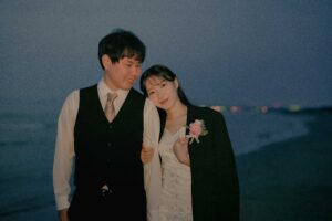 富山のフォトウェディングで海でないとフォトウェディングをする洋装新郎新婦のロケーション撮影