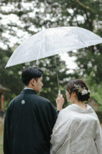 雨の中で新郎新婦が傘を持って和装撮影する富山フォトウェディング