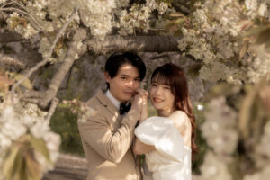 富山の植物園で結婚式の前撮りとしてフォトウェディングを行った新郎新婦の桜の前撮り写真