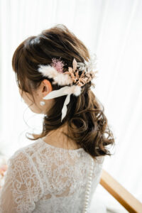 富山のフォトスタジオでドライフラワーの髪飾りを用いた花嫁ヘアを写したフォトウェディング