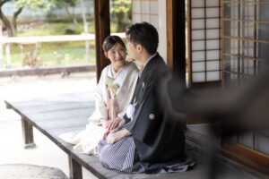 富山の内山邸でロケーションフォトウェディングを行う和装新郎新婦の前撮り写真