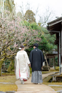 新郎新婦が手を繋いで歩いている様子を撮影している富山和装ロケーションフォトウェディング