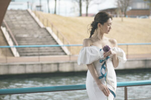 富山の環水公園でロケーションフォトウェディングを行うドレス姿の花嫁のフォトウェディング