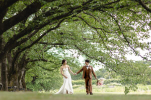 富山の中央植物園で葉桜と一緒に撮影する洋装新郎新婦のロケーションフォトウェディング