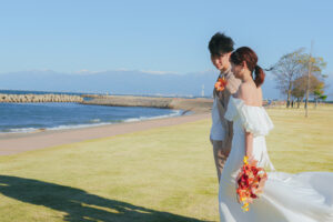 富山の海老江海浜公園でフォトウェディングを楽しむ新郎新婦の前撮り写真