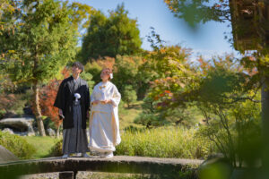 富山の城址公園で和装ロケーションフォトウェディングをする新郎新婦の前撮り写真