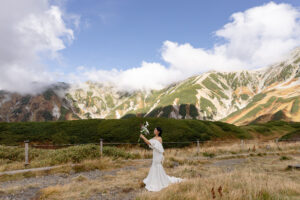 富山の立山黒部アルペンルート室堂で洋装フォトウェディングを行う新郎新婦の様子