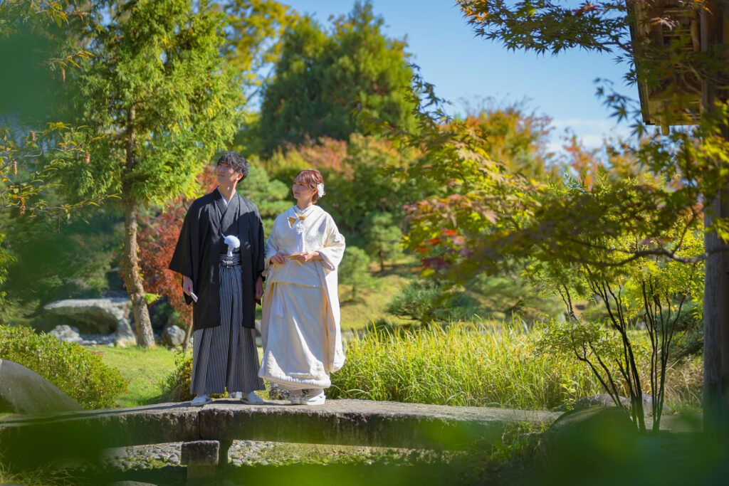 富山のコアラで富山城で新郎新婦が和装を着て撮影している富山フォトウェディング