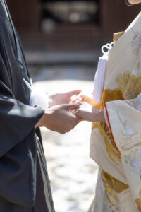 富山のコアラで和装フォトウェディングを行なった夫婦の手元