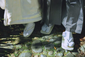 富山のコアラで和装フォトウェディングを行なった新郎新婦の足元