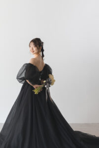富山のコアラでブラックドレスを着て撮影した花嫁の振り返りショット