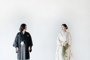 富山のコアラで和装フォトウェディングを行なった新郎新婦が見つめ合っている