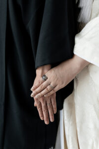 富山のコアラで和装スタジオフォトウェディングを行なった新郎新婦の手元