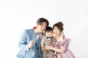 富山のコアラで洋装フォトウェディングをスタジオで行なった新郎新婦と子供