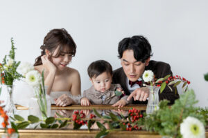 富山のコアラでスタジオ洋装フォトウェディングを行なった新郎新婦と赤ちゃん
