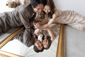 富山のコアラで洋装スタジオ撮影で鏡を見て笑っている新郎新婦