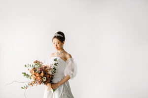 富山のコアラで花嫁がスタジオ洋装フォトウェディングでソロショットを撮影している