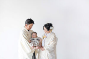 富山のコアラでスタジオフォトウェディングを行う新郎新婦と赤ちゃんのフォトウェディング