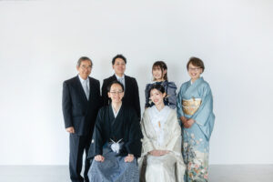 富山のコアラで和装スタジオ撮影を行なった新郎新婦と家族のファミリーフォトウェディング