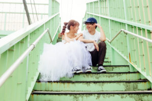 富山のコアラで洋装街中ロケーションフォトウェディングを行なった新郎新婦