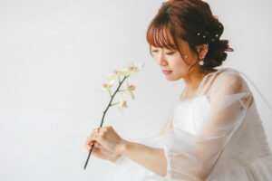 富山のコアラで花嫁がドレスを着て白いお花を持って撮影している富山フォトウェディング