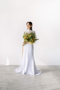 富山のコアラで洋装フォトウェディングを行なった花嫁がミモザのブーケを持っている様子