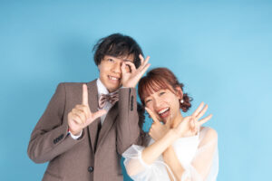 富山のスタジオフォトウェディングでLOVEのポーズをして撮影している新郎新婦の富山フォトウェディング