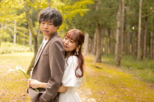 富山のコアラで森林洋装フォトウェディングを行なった新郎新婦