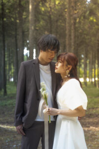 富山の頼成の森で森林の中佇むドレス姿の新郎新婦の前撮りフォトウェディング