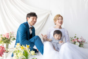 富山のコアラで洋装スタジオフォトウェディングを行なった新郎新婦と赤ちゃんのファミリーフォトウェディング