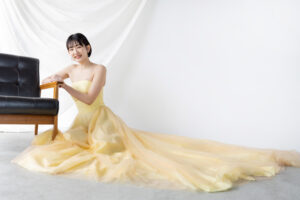 富山のコアラでスタジオフォトウェディングを行った花嫁が黄色のドレスを着て撮影しているフォトウェディング