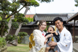 富山のコアラで和装ロケーションフォトウェディングを行なった新郎新婦と赤ちゃんのファミリーフォトウェディング