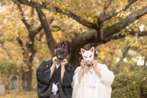 富山のコアラで和装ロケーションフォトウェディングを行なった新郎新婦が狐のお面を待って顔を隠しているフォトウェディング