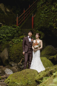 富山のコアラで洋装ロケーションフォトウェディングを行なった新郎新婦